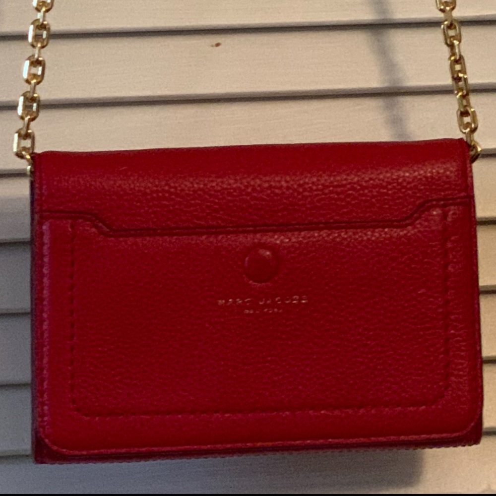 MARC JACOBS “NWT” LEATHER SHOULDER BAG/WALLET WITH DETACHABLE GOLD CHAIN.